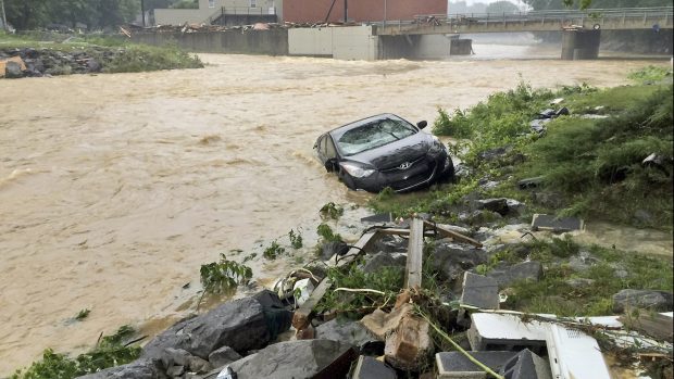 Záplavy v Západní Virginii si vyžádaly několik mrtvých a některé oblasti jsou zcela zdevastované.jpeg