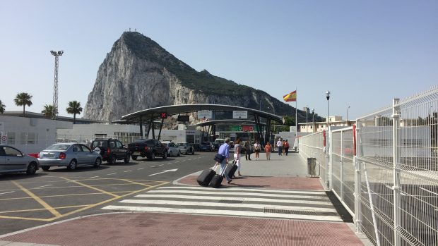 Gibraltar od Španělska odděluje hranice (na snímku).