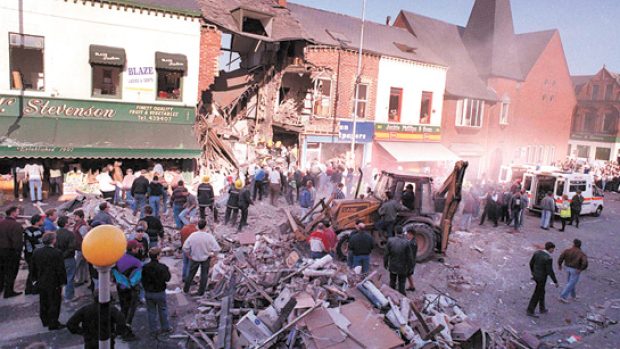Na Shankill Road v severoirském Belfastu vybuchla v roce 1993 bomba, za incident mohl bojovník Irské republikánské armády (IRA)
