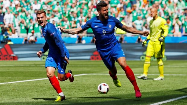 Antoine Griezmann slaví gól v síti Irska