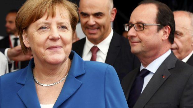 Německá kancléřka Angela Merkelová a francouzský prezident Francois Hollande (vpravo)