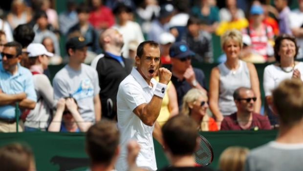 Lukáš Rosol se raduje během prvního kola Wimbledonu. Zápas ale do vítězného konce nedotáhl