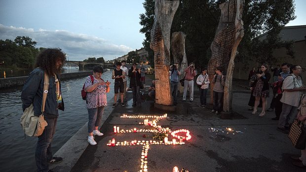 Světla na památku Milady Horákové zapálili lidé před soumrakem na pražské Kampě