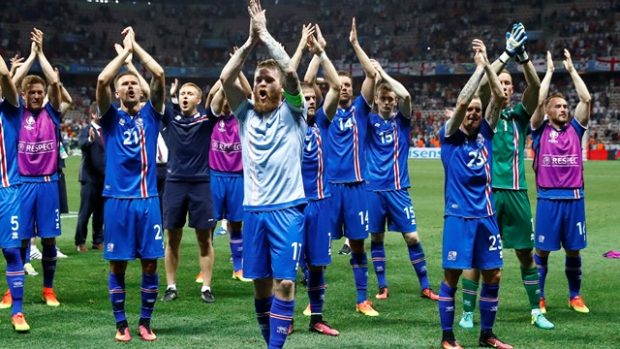 Islandská děkovačka po zápase na fotbalovém EURU ve Francii