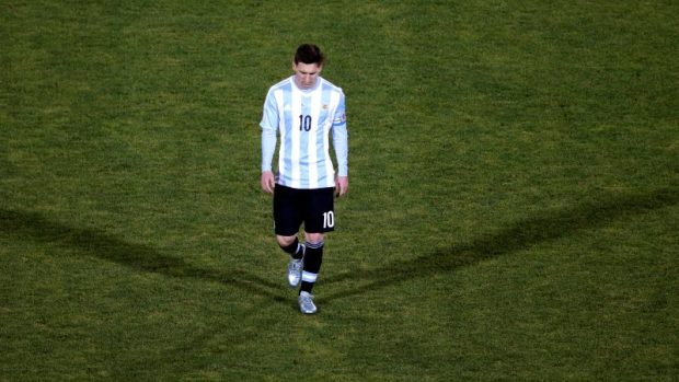 Lionel Messi odchází po neproměněné penaltě ve finále Copa América