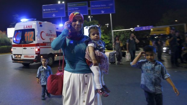 Cestující opouští letiště v Istanbulu, na které zaútočili teroristé