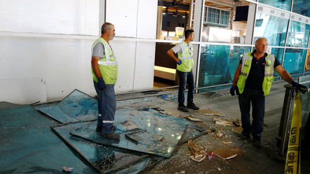 Zaměstnanci istanbulského Atatürkova letiště odklízejí trosky po úterních explozích