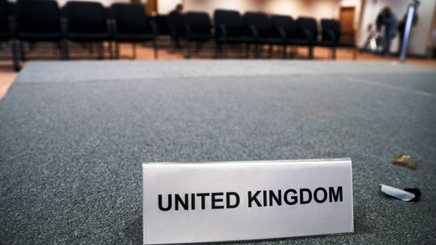 Vizitka Velké Británie uvnitř prázdné místnosti pro tiskové konference Británie na summitu EU v Bruselu