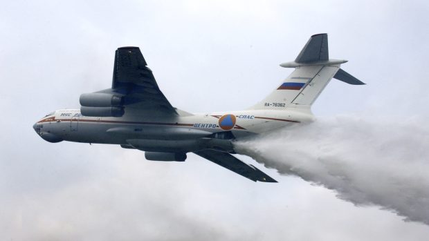 Ruský Il-76 rozprašuje chemické látky pro hašení lesních požárů (archivní snímek)