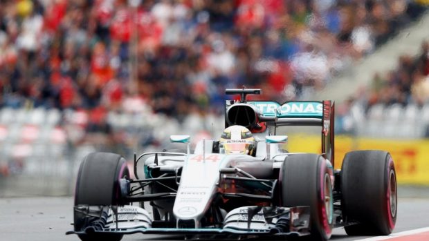 Lewis Hamilton vyhrál Velkou cenu Rakouska F1 po manévru v posledním kole
