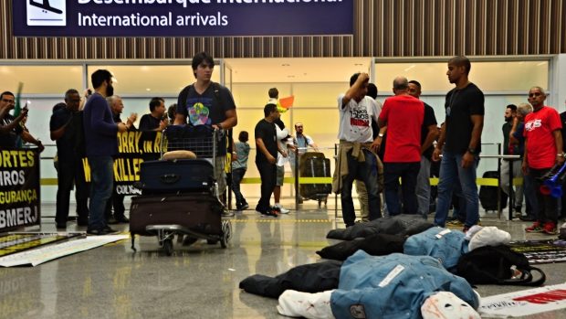 Na letišti čekají návštěvníky třeba figuríny mrtvých policistů
