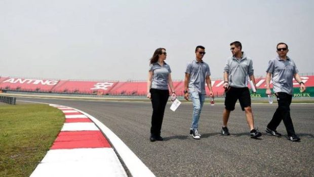 Inženýr týmu Manor Roberto García (vpravo) během prohlídky tratě v Číně