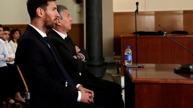 Argentinský fotbalista hrající v Barceloně Lionel Messi a jeho otec Jorge Horacio Messi u soudu
