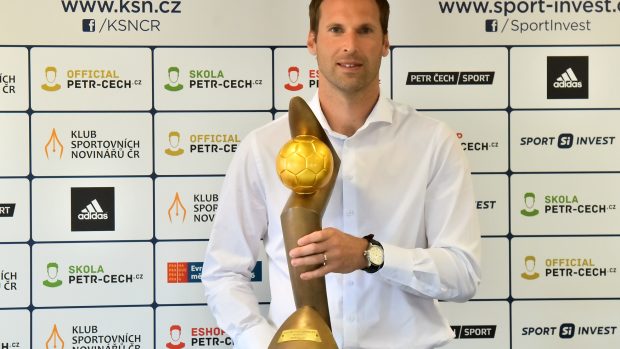Brankář Petr Čech převzal trofej pro vítěze ankety Zlatý míč o nejlepšího fotbalistu ČR za sezonu 2015/16