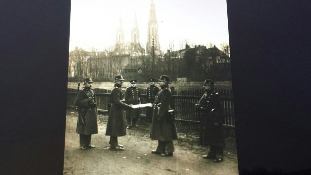 Četníci na Olomoucku, archivní snímek zobrazený na displeji tabletu