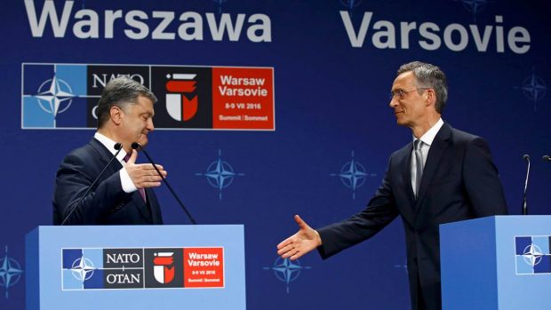 Ukrajinský prezident Petro Porošenko (vlevo) a generální tajemník NATO Jens Stoltenberg na summitu NATO ve Varšavě