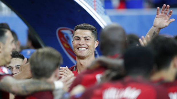 Cristiano Ronaldo se raduje z vítězného Eura ve Francii