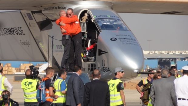 Přistání letounu Solar Impulse 2 v Káhiře. Bertrand Piccard objímá kolegu Andrého Borschberga, který se strojem ze Španělska přiletěl