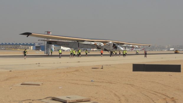 Přistání Solar Impulse 2 v Káhiře. Letoun po přistání na káhirském letišti