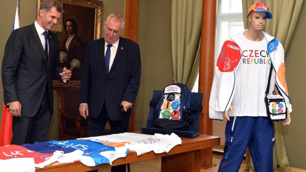 Prezident Miloš Zeman (vpravo) přijal 12.července v Praze předsedu Českého olympijského výboru Jiřího Kejvala