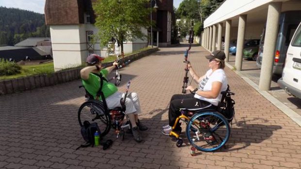 Paralympijští lukostřelci během tréninku na parkovišti