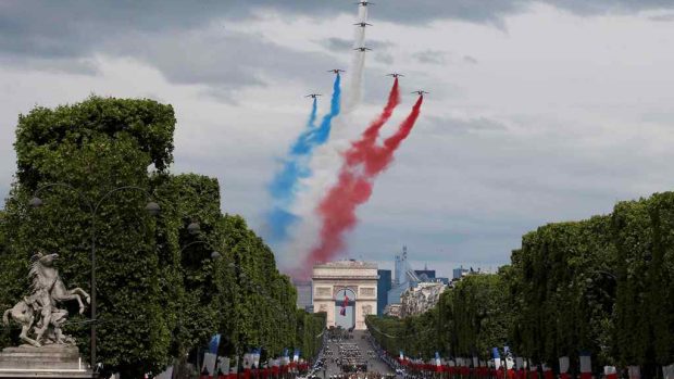 Nad Champs Elysees proletěli během vojenské přehlídky tryskáče ve formaci připomínající Eiffelovu věž