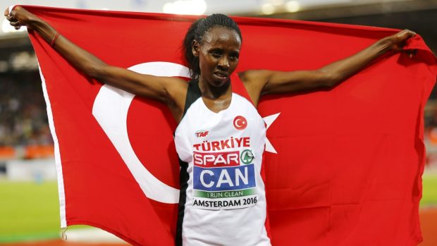 Yasemin Canová se v Amsterdamu radovala s tureckou vlajkou z vítězství na pětikilometrové trati