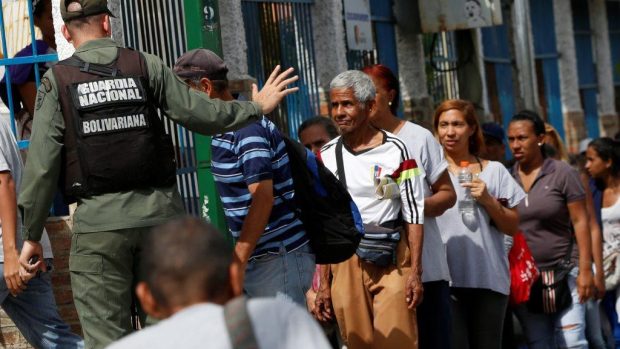 Ve Venezuele prodloužili stav ekonomické nouze. Na dovoz a distribuci potravin dohlíží armáda