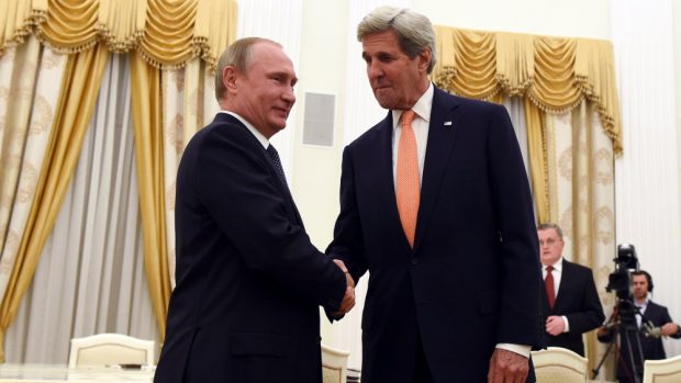 Ruský prezident Vladimir Putin vítá amerického ministra zahraničí Johna Kerryho