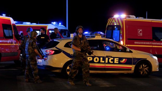 Policisté a záchranáři zasahují po útoku v Nice