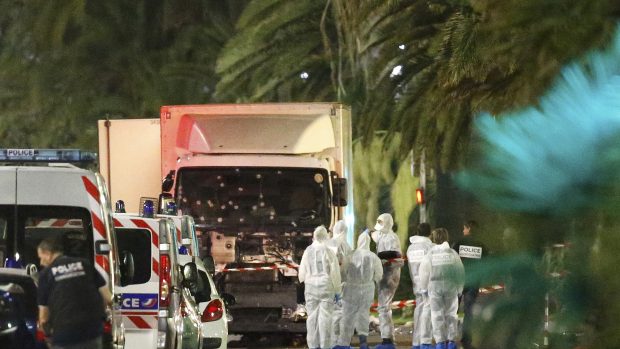 Kamion, kterým útočník najel do slavících lidí v Nice