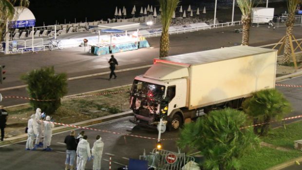 Vyšetřovatelé zkoumají kamion, kterým útočník najel do slavících lidí v Nice
