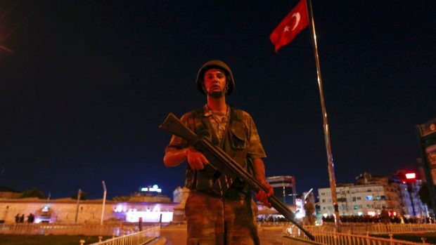Voják u Taksimského náměstí v evropské části Istanbulu