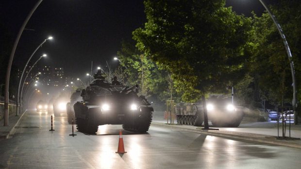 Tank turecké armády jede po silnice v Ankaře