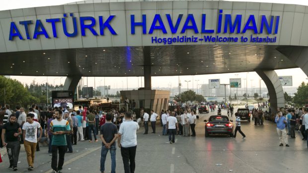 Pokus o vojenský převrat v Turecku, Atatürkovo letiště v Istanbulu