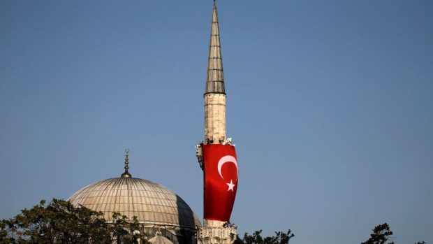 Turecká vlajka na mešitě v Istanbulu