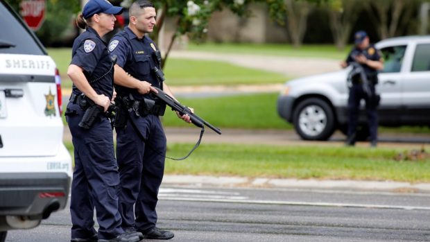 Útočník zastřelil v Baton Rouge nejméně tři policisty
