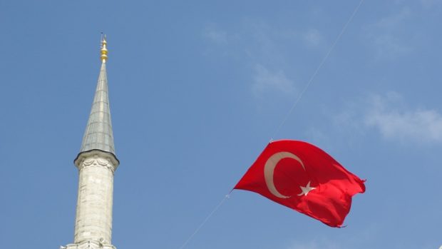 Turecká vlajka nad Fatihovou mešitou, kde se konal pohřeb obětí puče
