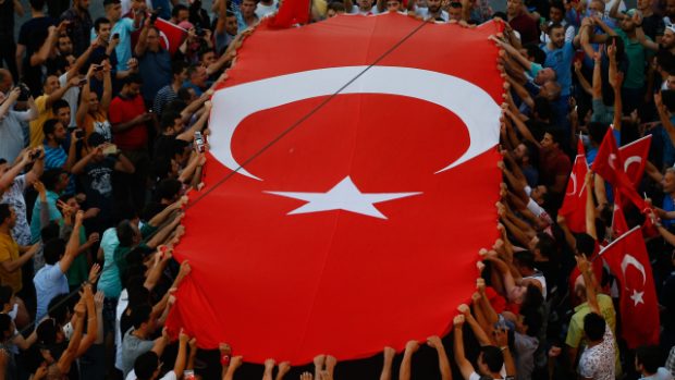 Víkendový vojenský převrat pozice Erdogana nepochybně posílil, ať už za ním stál kdokoliv