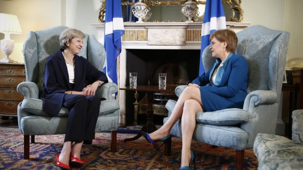 Britská premiérka Theresa Mayová a první ministryně Skotska Nicola Sturgeonová