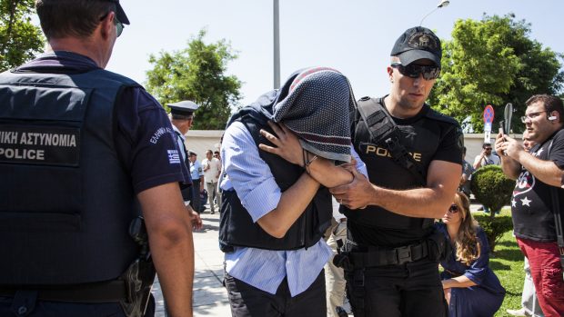 Řecká policie přivádí k soudu jednoho z tureckých důstojníků