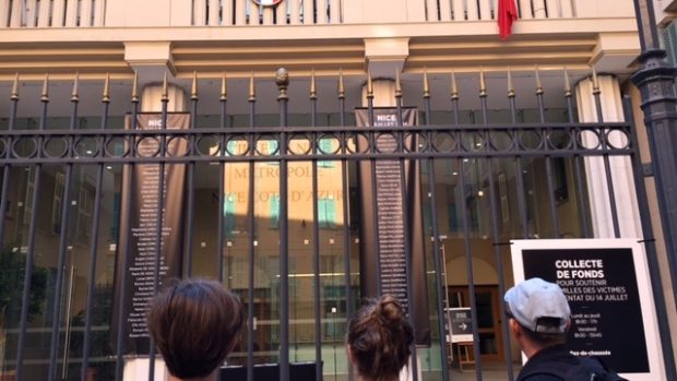 Lidé si u radnice v Nice čtou jména všech 84 obětí atentátu ze 14. července