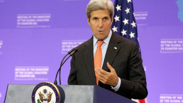 Spojené státy jsou plně vázány ustanovením článku 5, zjistil partnery v NATO americký ministr zahraničí John Kerry