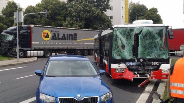 Nehoda autobusu MHD a kamionu v Břevnově si vyžádala pět raněných