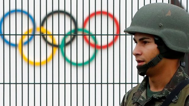 Brazilská vojenská policie hlídkuje u bezpečnostního plotu olympijského parku v Rio de Janeiru