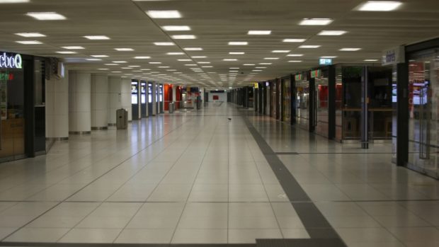 Prázdný vestibul metra na hlavním nádraží v Mnichově