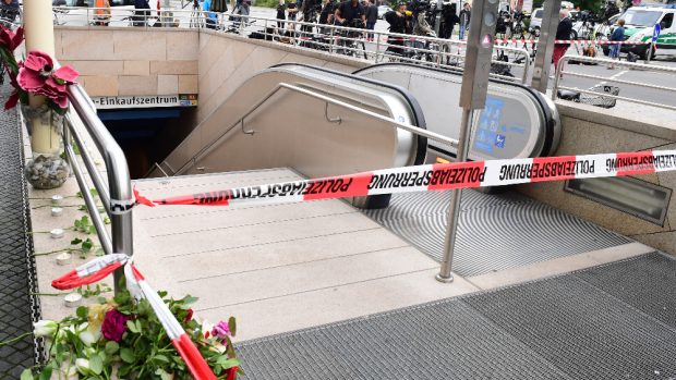U stanice metra poblíž místa pátečního útoku v Mnichově se scházejí i novináři
