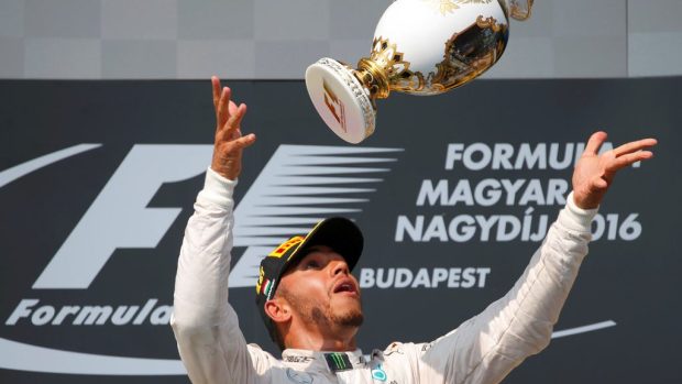 Britský pilot Lewis Hamilton si připsal rekordní páté vítězství v Maďarsku