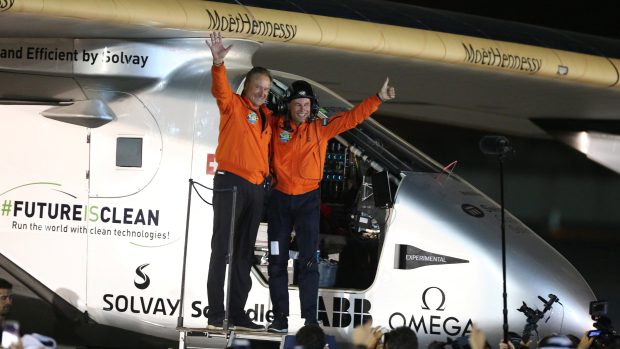 Piloti Solar Impluse 2 slaví dokončení cesty kolem světa po přistání v Abú Zabí