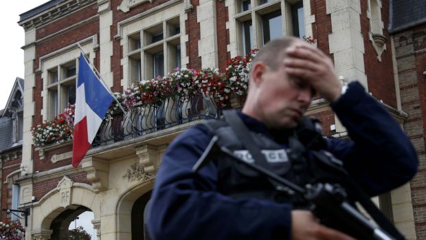 Francouzský policista hlídá radnici ve obci Saint-Étienne-du-Rouvray